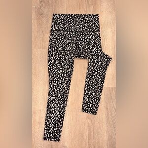Athleta Salutation Stash Pocket II Printed 7/8 Tight – Black + White Leopard, XS
